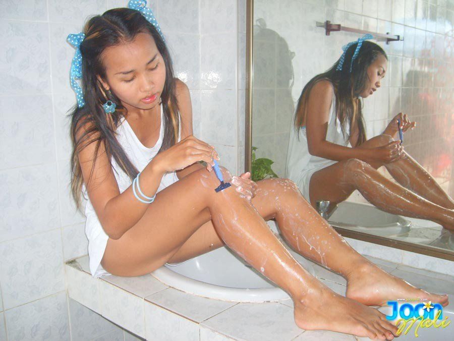Miss reccomend shaving legs nude