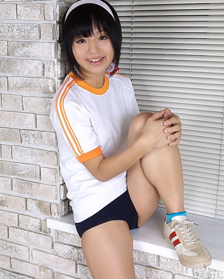 Choco recommendet asian girlfriend gives BJ in volleyball shorts and high knee socks.