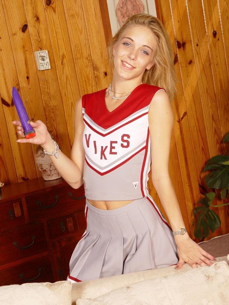 Cheerleader w dildo