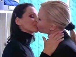 Hummer reccomend lesbiennes s embrassent