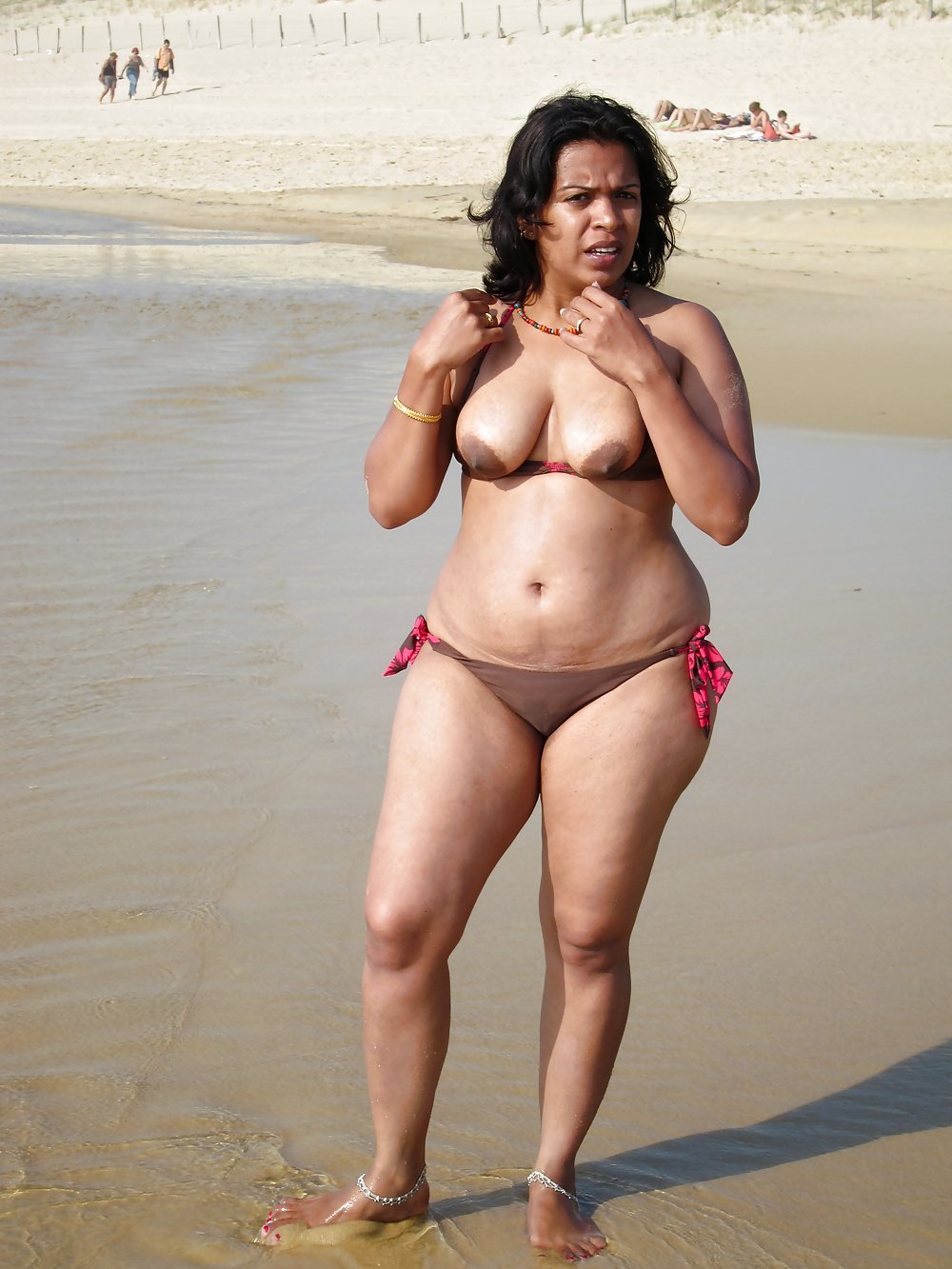 Bondages woman blowjob dick on beach
